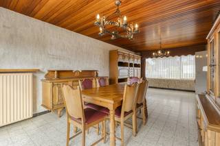 In the Nachtegalenlaan in Veurne, we find this 4-bedroom semi-detached house for sale. This 521m² house is located in a quiet neighborhood, but...