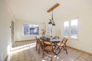 GRONDPLAN + 3D + FLOORPLANNER + VOLLEDIGE BESCHRIJVING OP DE WEBSITE www.bauwensvastgoed.be

Ruim en Instapklaar Duplex Appartement met Dakterras

Dit lichtrijke duplex appartement is gelegen in de wijk "Neerland" te Wilrijk, op een toplocatie vlak bij het Natuurreservaat Groen Neerland, het Park van Eden, UA Campus Drie Eiken en het UZA. Daarnaast ligt het op een boogscheut van het centrum van Wilrijk en biedt het vlotte verbindingen naar Antwerpen, Brussel en Gent, zowel met de wagen als via het openbaar vervoer. Hier combineer je het beste van twee werelden: wonen in een groene omgeving en toch overal dichtbij.

Via de traphal kom je in de lichtrijke leefruimte met eetplaats en open keuken. Deze verdieping beschikt over vloerverwarming en geeft toegang tot een ruim dakterras. De keuken is uitgerust met een kunststof werkblad, gasfornuis, vaatwasser, koelkast, diepvries en een losstaande microgolfoven. Aansluitend bevindt zich de techniek-/wasberging. De vloerafwerking bestaat uit stijlvolle keramische tegels.

Op de tweede verdieping bevinden zich drie volwaardige slaapkamers, een overloop en een badkamer. De badkamer is stijlvol afgewerkt met natuursteen en voorzien van een ligbad, regendouche en een badkamermeubel met dubbele lavabo. De overige ruimtes zijn afgewerkt met laminaatvloeren.

- Private inkom
- Geen vaste kosten
- Terrasbalustrade wordt nog door verkoper vernieuwd (zie staging foto's)

