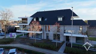 Dit mooie nieuwbouwproject bestaat uit 9 appartementen, verdeeld over drie verdiepen. Op de ondergrondse verdieping wordt er per appartement één individuele garagebox voorzien. Twee gemeenschappelijke fietsenbergingen, vuilnisberging en staanplaatsen voor bezoekers worden ook ter beschikking gesteld van de bewoners.<br /><br />Verder worden alle appartementen volledig instapklaar afgewerkt aan de hand van kwalitatieve materialen.<br /><br />Oplevering voorzien september 2025. EPB: appartement in aanbouw. <br /><br />Dit prachtig appartement bestaat uit: leefruimte - keuken - 2 terrassen (13 m² en 11 m²) - berging - toilet - 2 slaapkamers - badkamer - technische ruimte - zolder van 39 m²<br /><br />De prijs is exclusief BTW, registratierechten en notariskosten. <br /><br />Contacteer ons vrijblijvend voor meer informatie over onze unieke betalingsmodaliteiten, het lastenboek en de prijzen.