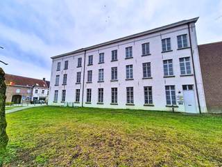 Dit unieke kantoor te huur bevindt zich op de tweede verdieping van de Oude Abdij in Drongen, een prachtig voormalig klooster. Het uitzicht op...