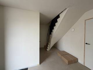 Deze woning (halfopen bebouwing) biedt een praktische indeling en alle ruimte voor comfortabel wonen.<br /><br />Energetisch top en maximaal wooncomfort: dankzij zonnepanelen en geothermische warmtepompen geniet u van energiezuinig wonen, met aangename (vloer)verwarming in de winter én natuurlijke (vloer)koeling in de zomer.<br /><br />Bij het binnenkomen kom je in de inkomhal, met toegang tot de technische berging, het gastentoilet én de berging/wasplaats aanpalend aan de keuken. Verder bevindt zich de leefruimte met open keuken. Vanuit de leefruimte heb je rechtstreeks toegang tot het terras en de tuin.<br />Op de bovenverdieping bevinden zich vier slaapkamers en een badkamer, uitgerust met een toilet, douche, ligbad en dubbele lavabo. Daarnaast is er nog een extra technische berging aanwezig.<br /><br />Buiten beschik je over een eigen parkeerplaats en een buitenberging.<br /><br />De woning is vlot bereikbaar via zowel de Gentsebaan (N60) als de Arboretumstraat.<br />Allerhande voorzieningen (winkel, bakker, tankstations, apotheek, ...) in de directe omgeving.<br /><br />Goed om weten: de verhuurder is een vennootschap, wat betekent dat een (zelfstandige) huurder de huur deels als beroepskost kan inbrengen.