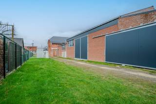 Bent u op zoek naar een uniek renovatieproject of een interessante investering? Op Houterstraat 20 in Gellik presenteren wij u een pand met ongekende potentie. Dit object bestaat momenteel uit een royale cascowoning met achterliggende bedrijfshal, maar kan tevens de mogelijkheid bieden om te worden omgevormd tot ruime appartementen met eigen garages.<br /><br /><strong>Vrijheid om te creëren</strong><br />Of u nu droomt van een riante gezinswoning met werkplaats, een loft met industriële uitstraling of een kleinschalig appartementsproject; de casco staat biedt u de volledige vrijheid om alles naar eigen smaak en kwaliteitsnormen af te werken. Het ruime perceel van circa 15 are garandeert bovendien een heerlijke tuin met veel privacy en rust.<br /><br /><strong>Strategische toplocatie </strong><br />Gelegen in het charmante Gellik, geniet u hier van de rust van het dorpsleven met alle stedelijke voorzieningen binnen handbereik. Dankzij de directe verbindingswegen bent u in een oogwenk in het centrum van Lanaken, Maastricht of Bilzen.<br /><br /><strong>Troeven op een rij:</strong>
<ul>
<li>Maximale flexibiliteit: Volledig naar eigen wens af te werken.</li>
<li>Projectpotentieel: Geschikt voor één grote woning of drie appartementen.</li>
<li>Ruimte: Groot perceel van ca. 15 are met een riante tuin.</li>
<li>Locatie: Rustig gelegen, maar uitstekend bereikbaar nabij de grens.</li>
</ul>
<br />Is dit uw volgende project? Maak vandaag nog een afspraak voor een bezichtiging en ontdek het potentieel ter plaatse!<br />📞 Bel: <span><strong>089 23 44 22 </strong></span>📧 Mail: <span><strong>info@immoverslegers.be</strong></span>