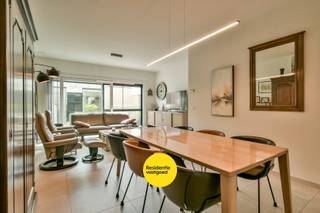 Welkom in Noordhof 22, een recente woning afgewerkt met hoogwaardige materialen en uitgerust met hedendaags comfort.(EPC A) Dankzij de centrale ligging bevindt u zich op wandelafstand van winkels, supermarkten, scholen, openbaar vervoer en tal van andere voorzieningen.<br /><br />Via de inkomhal met gastentoilet betreedt u de ruime en lichtrijke leefruimte, die naadloos aansluit op de eetplaats. De kwalitatief afgewerkte keuken vormt het hart van de woning en biedt alle nodige comfort. Daarnaast beschikt het gelijkvloers over een praktische berging.<br /><br />Op de eerste verdieping bevinden zich twee ruime slaapkamers met ingemaakte kasten, een aparte wasplaats en een stijlvolle badkamer uitgerust met ligbad, inloopdouche, dubbele lavabo en toilet.<br /><br />De tweede verdieping is bereikbaar via een vaste trap en omvat een derde slaapkamer met maatkasten, een tweede badkamer met inloopdouche, dubbele lavabo en toilet, evenals een aparte technische ruimte. Als extra troef geniet u hier van een prachtig dakterras.<br /><br />De aangelegde tuin sluit perfect aan op de leefruimte en vormt een harmonieus geheel met de woning. Verder beschikt het perceel over een tuinberging, een afgesloten fietsenstalling en een privatieve autostaanplaats die rechtstreeks aansluit op de tuin.<br /><br />De vermelde prijs is een richtprijs; elk bod wordt voorgelegd aan de eigenaar, die het recht heeft dit te aanvaarden of te weigeren.<br /><br />Neem voorsprong met een vrijblijvende schatting via:<br />www.residentievastgoed.be/gratisonlineschatten