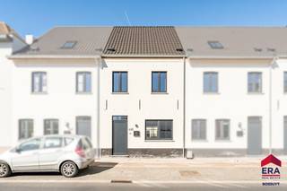 Te huur: moderne nieuwbouw gezinswoning in Deerlijk, met vlotte verbinding naar invalswegen. Deze nieuwbouwwoning (bouwjaar 2025) biedt een...