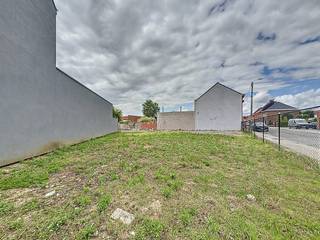 Terrain polyvalent à vendre dans un quartier commercial mais aussi résidentiel sur la Brugsesteenweg à Courtrai. Profitez de l'emplacement...