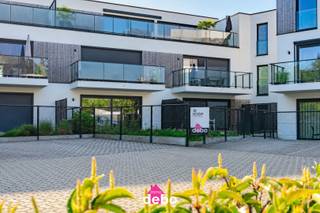 -- Dit instapklare gelijkvloers appartement uit 2021 combineert modern wooncomfort met een warme, gezellige sfeer.- Dankzij de grote raampartijen...