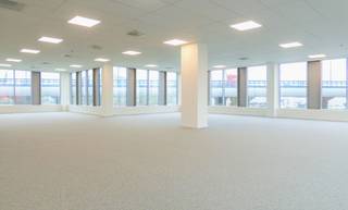 Fantastisch gelegen kantoorruimte te koop in Zen-Park van 556 m² vlakbij op- en afrit 17. Het gebouw geniet een ideale zichtlocatie vanaf de R0 en...