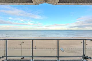 Prachtig doorloop appartement met frontaal zeezicht en twee terrassen gelegen op absolute toplocatie, op de vijfde verdieping van de...