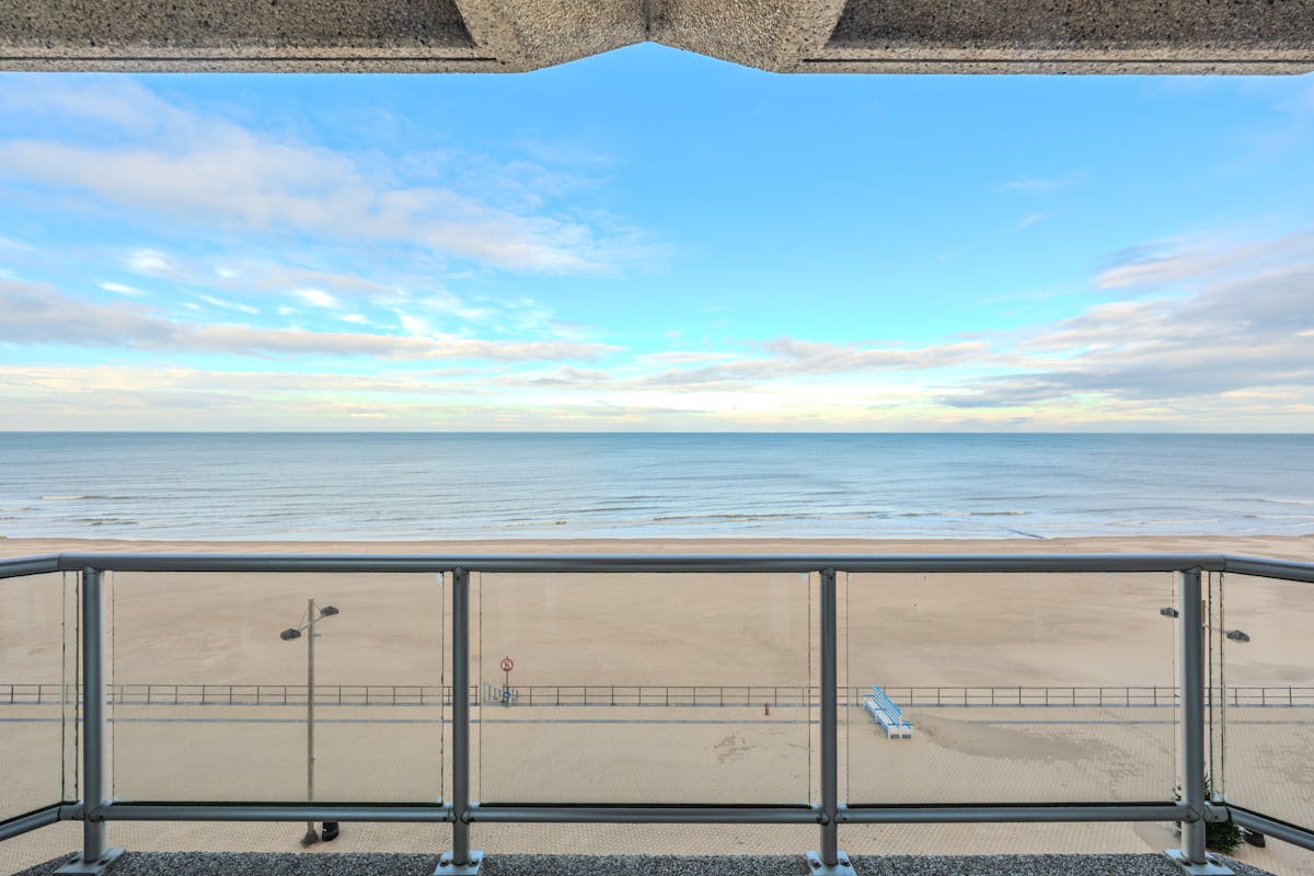 Ruim 2-slaapkamer appartement met frontaal zeezicht ! - foto 1