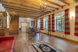 Op een grondoppervlakte van 1.700m² vinden we deze ruime woning te koop. Gelegen in het rustige Beauvoorde doch slechts op een boogscheut van...
