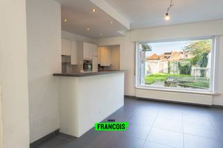 Deze verzorgde en instapklare woning in Sint-Kruis bij Brugge bevindt zich op een centrale ligging met een vlotte verbinding naar het stadscentrum,...