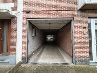 <p><span>Unieke investeringsmogelijkheid op een uitstekende locatie! Dit pand, met een totale oppervlakte van </span><span>332 m²</span><span>, biedt tal van mogelijkheden en is ideaal voor zowel particulieren als ondernemers. Het gelijkvloerse niveau is momenteel ingericht als een ruime loods met overdekte staanplaatsen voor </span><span>13 voertuigen</span><span>, wat perfect is voor:</span></p><ul><li><span>Parkeergelegenheid:</span><span> Verhuur aan buurtbewoners of zakelijke klanten.</span></li><li><span>Opslagruimte:</span><span> Geschikt voor particulieren of bedrijven.</span></li><li><span>Commerciële activiteiten:</span><span> Zoals een werkplaats, showroom of andere zakelijke toepassingen.</span></li></ul><p><span>Ligging:</span><span> Het pand bevindt zich in een zijstraat van de </span><span>Diksmuidelaan</span><span>, op een toplocatie vlakbij de </span><span>Antwerpse Singel</span><span>, wat zorgt voor een uitstekende bereikbaarheid. De belangrijkste snelwegen zoals de </span><span>E19</span><span>, </span><span>E313</span><span>, en </span><span>E34</span><span> zijn binnen enkele minuten bereikbaar. Daarnaast ligt de </span><span>Luchthaven van Antwerpen</span><span> op korte afstand, wat deze locatie nog aantrekkelijker maakt voor zowel residentieel als commercieel gebruik.</span></p><p><span>De loods is eenvoudig toegankelijk via een automatische garagepoort en biedt voldoende manoeuvreerruimte. Met een totale oppervlakte van </span><span>332 m²</span><span> is dit pand een uitzonderlijke kans om te investeren in een veelzijdige ruimte op een strategische locatie. </span><span>Ideaal voor creatieve invullingen en een sterke return on investment!</span></p>