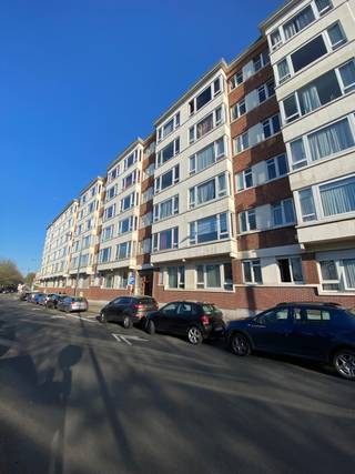 Casalina Real Estate biedt te koop aan: Een ruim appartement van 85 m² (volgens het EPC), gelegen op het gelijkvloers.Indeling van het pand: Grote...