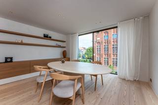 In het bruisende hart van Knokke, aan het prestigieuze Alfred Verweeplein, staat dit unieke gebouw uit 2023 te koop. Deze recente...