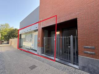 Ben je op zoek naar een commercieel pand op een goede locatie in Herentals? Dan is dit handelspand van 41 m² zeker de moeite waard om te ontdekken. Gelegen in een zijstraat van de Zandstraat, zit je hier op een ideale plek vlakbij het bruisende centrum.<br /><br />Op amper 150 meter van het pand bevindt zich een ruime parking, wat zorgt voor een vlotte bereikbaarheid voor klanten, leveranciers of bezoekers. Bovendien ligt het pand aan een drukke fietsstraat, wat garant staat voor veel passage en zichtbaarheid – een belangrijke troef voor elke zaak.<br /><br />Het pand bestaat momenteel uit een inkom, twee aparte ruimtes, een badkamer en een toilet. De indeling kan volledig worden afgestemd op uw noden omdat de binnenmuren kunnen verwijderd of verplaatst worden. Zo kan je de ruimtes opnieuw indelen of de hele ruimte volledig opentrekken tot één geheel.<br /><br />Dankzij de flexibele indelingsmogelijkheden en de gunstige ligging is het pand geschikt voor uiteenlopende doeleinden. Denk aan een winkel,  zelfstandig beroep, praktijkruimte, schoonheidssalon of zelfs een compact kantoor. Ook als investering is dit een interessante opportuniteit.<br /><br />Kom dit interessant handelspand samen met ons ontdekken en contacteer Dupont Vastgoed voor meer informatie op 0471 91 88 46