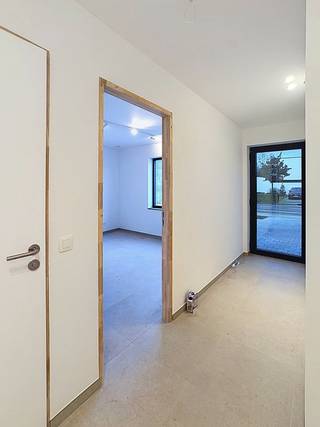 In het charmante Deurle, deelgemeente van Sint-Martens-Latem, bevindt zich dit prachtig afgewerkte gelijkvloerse nieuwbouwappartement waar hedendaagse architectuur, ruimte en wooncomfort harmonieus samenkomen.<br />De lichtrijke en royale leefruimte vormt het hart van het appartement. Grote raampartijen zorgen voor een aangename lichtinval en creëren een mooie verbinding met het terras. De stijlvolle open keuken is volledig uitgerust met kwalitatieve inbouwtoestellen en sluit naadloos aan bij de leefruimte.<br />Het appartement beschikt over drie volwaardige slaapkamers, een comfortabele badkamer met dubbele wastafel en toilet, een afzonderlijke douchekamer en een gastentoilet. De doordachte indeling en verfijnde afwerking zorgen voor een aangename woonbeleving, waarbij esthetiek en functionaliteit hand in hand gaan.<br />Ook op het vlak van energiezuinigheid en duurzaamheid biedt dit appartement alle hedendaags comfort. Een warmtepomp, vloerverwarming, zonnepanelen en een ventilatiesysteem type D dragen bij aan een aangenaam binnenklimaat en een energiezuinige woonomgeving.<br />Het noordoostelijk georiënteerde terras nodigt uit om in alle rust van het buitenleven te genieten. Twee privatieve parkeerplaatsen en een praktische fietsenberging vervolledigen het geheel.<br />Gelegen in een rustige, residentiële omgeving combineert deze eigendom het groene karakter van Deurle met een vlotte bereikbaarheid van Gent en de omliggende gemeenten.<br />Een bijzonder aantrekkelijk appartement voor wie op zoek is naar stijlvol, comfortabel en energiezuinig wonen op een gegeerde locatie.
