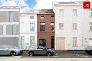 Deze gezellige rijwoning bevindt zich in de Puinstraat, tussen het station Dampoort, de visserij en Portus Ganda. Werkelijk een toplocatie, strategisch zeer goed gelegen!<br /><br />Het centrum van Gent is gemakkelijk te bereiken te voet of per fiets. Met het openbaar vervoer ben je op enkele minuten in de bruisende stad.<br />Naast het station zijn er ook tal van supermarkten, scholen, restaurants op wandel en/of fietsafstand terug te vinden. Ook het prachtige zwembad Van Eyck ligt op een paar minuten stappen. Je zit werkelijk tussen tal van gezellige parkjes en ook aan Portus Ganda is het heerlijk vertoeven. <br />Kortom, met de ligging van deze woonst is een auto absoluut niet noodzakelijk<br />En toch ben je op minder dan 5 min op alle belangrijke toegangswegen de E17, E40 en de R4.<br /><br />Via de inkomhal komen we terecht in de ruime leefruimte met open, moderne keuken. Eveneens op het gelijkvloers vinden we en een bergruimte met aansluiting voor de wasmachine en droogkast alsook een eerste badkamer met douche. <br /><br />Op de eerste verdieping bevinden zich twee ruime slaapkamers alsook de 2de badkamer met douche en wastafel. <br />Op de tweede verdieping zijn er nog 2 ruime slaapkamers met tal van mogelijkheden. <br />Tevens is er een zolder voorzien, ideaal als bergruimte. Er zijn reeds plannen uitgewerkt tot het maken van een dakterras op de zolderverdieping. <br /><br />Extra troeven : <br />- De woning werd in 2017 volledig gerenoveerd <br />- Het heeft een zeer gunstige energiescore. EPC B (140)<br />- Alle kamers hebben ingebouwde kasten en bureau<br />- Er is een mogelijkheid om het balkon te laten vergunnen en een balustrade te plaatsen<br />- 4 slaapkamers op deze locatie biedt tal van mogelijkheden. Zeker voor grote gezinnen, maar ook voor cohousing...<br /><br />De woning is perfect onderhouden<br /><br />Deze opportuniteit is ideaal voor wie in Gent wil wonen en alles dichtbij wil hebben. De indeling en de ruimtes bieden dit huis alles om er een echte thuis van te maken<br /><br />Beschikbaar bij akte<br /><br />Interesse in deze TOPPER? Contacteer dan snel Topvastgoed voor een bezoek op het nummer 0475 700 700