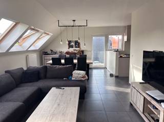 <p>Duplex appartement TE HUUR op de 2de verdieping in Leupegem.</p><p>Ben je op zoek naar een appartement nabij het centrum van Oudenaarde?</p><p>Dit instapklaar appartement biedt alles wat je nodig hebt.<br />Indeling : inkomhal ,leefruimte , open keuken , bergruimte, badkamer + aansluitend toilet, berging en 2 slaapkamers. Via de leefruimte heeft u toegang tot het terras. <br />Vlot bereikbaar met de fiets, auto of het openbaar vervoer (vlakbij busverbindingen en op enkele minuten van centrum Oudenaarde).<br />Winkels en scholen bevinden zich op korte afstand.</p><p>€30/mnd gemeenschappelijke lasten</p><p>Interesse?<br />vraag uw bezoek aan via onze website www.immodhondt.be </p>