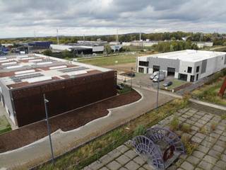 <p><span>De nieuwe bedrijvencampus <strong>"MIJNPARK"</strong> is gelegen op het industrieterrein Centrum-Zuid vlakbij de op- en afrit 29 van de E314 (Aken - Heerlen - Brussel), in het hart van Limburg.<br /><br />Op dit voormalig mijnterrein worden <strong>30</strong> duurzame en kwalitatieve KMO-units/showrooms/kantoren gebouwd met het oog op energie-efficiëntie. </span><span>Een combinatie van polyvalente en compacte panden zorgt voor een verscheidenheid aan oppervlaktes, gaande <strong>van 150m² tot 1900m²</strong>. <br /></span></p>
<p>Duurzaamheid staat centraal op deze bedrijvencampus. Duurzaamheid in de realiteit brengen is een complex verhaal, dat je niet met één modewoord kan vatten. <span>Om de ambitie van de ontwikkelaar kracht bij te zetten, zullen de gebouwen van de Mijnpark Bedrijvencampus </span><strong>BREEAM-gecertificeerd</strong><span> zijn. Dit internationaal systeem meet, beoordeelt en quoteert de duurzaamheid van de gebouwen, en houdt daarbij rekening met een 90-tal parameters. </span>Om hieraan te voldoen zijn alle panden voorzien van alle <strong>technieken.</strong><br /><br /><span>Deze unit heeft een oppervlakte van <strong>467m²</strong> op een terrein van 692m² en heeft <strong>vier</strong> parkeerplaatsen voor de deur. De units worden instapklaar opgeleverd, voorzien van alle technieken zoals <strong>elektriciteit, LED-verlichting, verwarming, warmtepomp en zonnepanelen.</strong><br /><br />KENMERKEN UNIT:<br />- oppervlakte: <strong>467m²</strong><br />- parkeerplaatsen: <strong>4</strong><br />- staalstructuur met geïsoleerde wanden en dak<br />- sectionaalpoort 4m x 4m<br />- technieken: elektriciteit, LED-verlichting, verwarming, warmtepomp en zonnepanelen<strong><br />Optioneel kan er nog 50 of 100m² afgewerkte kantoren voorzien worden!</strong><br /></span><strong><br /></strong><span>Kortom, een ideale ontwikkeling voor ondernemers die op zoek zijn naar een kwalitatieve werk- of opslagplaats en daarbij belang hechten aan een goede locatie en duurzame gebouwen met uitstraling. </span><br /><span><br />Meer info: +32 (0)11 39 90 50 of info@jansenrealestate.be<br /></span></p>