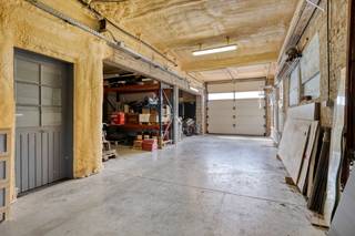 Op te frissen woonhuis met op de begane grond groot magazijn / opslagplaats of atelier (316 m²). Op de eerste verdieping bevindt zich...