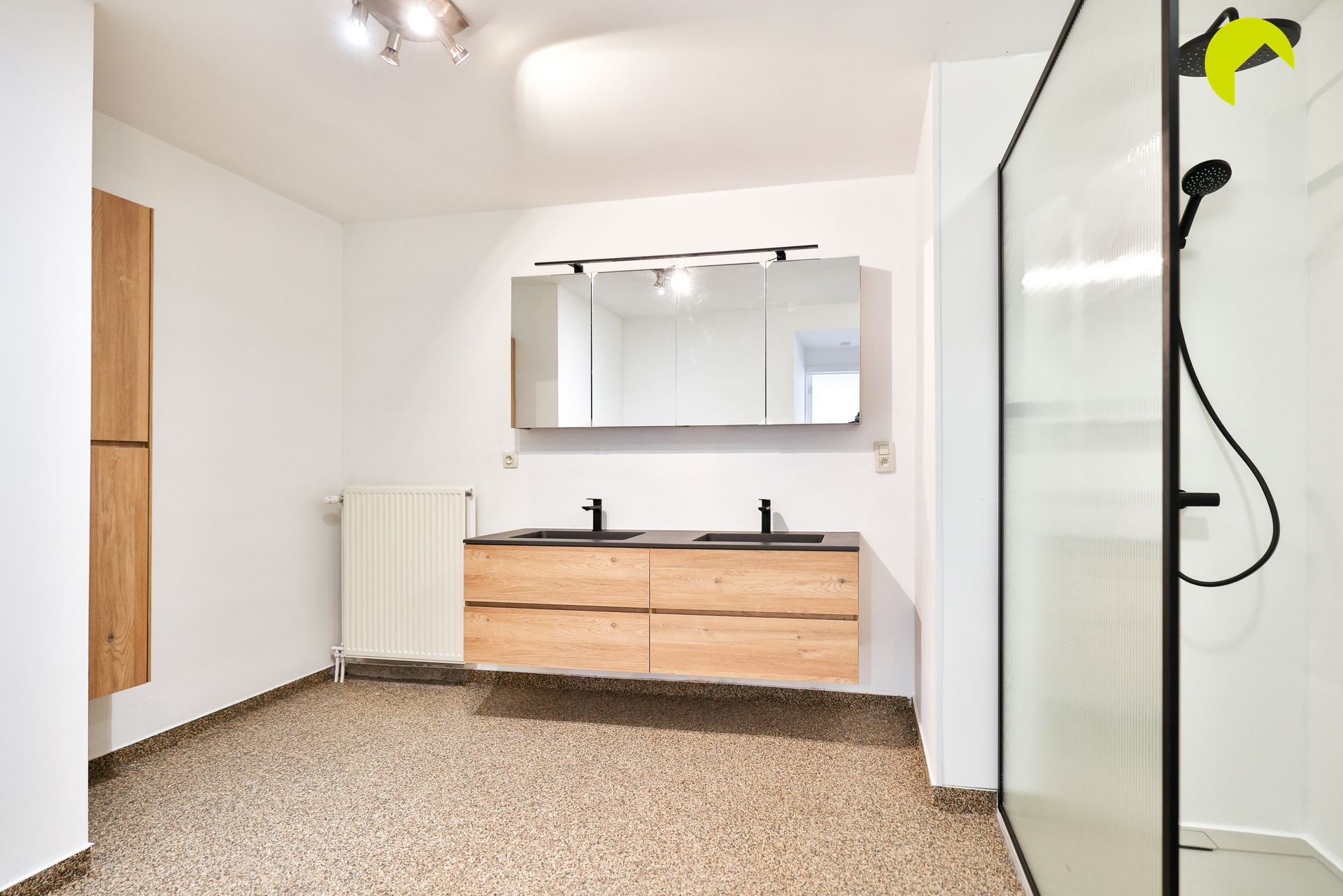 Zeer ruim gelijkvloers appartement nabij het centrum! - foto 5