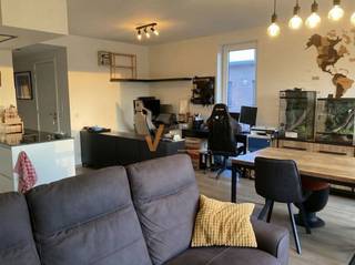 <p><span>MODERN APARTEMENT IN BRASSCHAAT - 85M² MET 2 SLAAPKAMERS</span></p><p><span> </span></p><p><span>Dit moderne appartement is gelegen in het groene en residentiële Brasschaat en biedt een ideale combinatie van comfort, stijl en functionaliteit. Met een bewoonbare oppervlakte van 85m² beschikt deze woning over alles wat u nodig heeft voor een aangenaam wooncomfort.</span></p><p><span> </span></p><p><span>INDELING EN RUIMTES</span></p><p><span> </span></p><p><span>Het appartement bestaat uit twee ruime slaapkamers die beide goed van natuurlijk licht voorzien zijn. De moderne open keuken is volledig uitgerust met inbouwapparatuur en een centraal werkeiland, waardoor deze naadloos aansluit bij de woonruimte. </span></p><p><span>De woonkamer is bijzonder ruim en voorzien van grote raampartijen die veel daglicht binnenlaten en een soepele verbinding bieden naar het balkon met uitzicht op de omgeving.</span></p><p><span> </span></p><p><span>BADKAMER EN SANITAIR</span></p><p><span> </span></p><p><span>De badkamer is voorzien van moderne faciliteiten met een inloopdouche en houten wastafelmeubel. Naast de badkamer bevindt zich een aparte gastentoilet.</span></p><p><span> </span></p><p><span>Het appartement beschikt over een technische/was ruimte met thuis batterij. ( zonnepanelen en vloerverwarming )</span></p><p><span> </span></p><p><span>BALKON EN BUITENRUIMTE</span></p><p><span> </span></p><p><span>Het balkon biedt een perfect plek om van het buitenlucht te genieten met uitzicht op de groene omgeving van Brasschaat.</span></p><p><span> </span></p><p><span>GARAGE EN PARKEREN</span></p><p><span> </span></p><p><span>Inclusief in deze woning is een eigen garage en extra 1 autostaanplaats.</span></p><p><span> </span></p><p><span>- beschikbaar vanaf 1 Juni 2026</span></p><p><span>- maandelijkse onkosten 60€ ( minuterie en poetsen traphal)</span></p><p><span>- zeer energiezuinig</span></p>