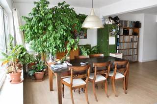 <p><span>Ruim appartement met 2 slaapkamers en west terras in de Borgerhoutse tuinstraat!</span></p><p><span>LIGGING: </span></p><p><span>Dit appartementsgebouw met lift, is gelegen in de Bloemstraat, de eerste net heraangelegde tuinstraat met speelveld en stadsvelo's. </span></p><p><span>Je bent op wandel- en fietsafstand van het Centraal Station, Zurenborg en het stadscentrum liggen een zucht verder.</span></p><p><span>Openbaar vervoer op enkele honderden meter, met de auto in een wip op singel en ring.</span></p><p><span>INDELING:</span></p><p><span>We komen dit appartement binnen in de inkomhal om vervolgens in een ruime leefruimte te komen met houten vloer. De grote raampartij geeft je enorm veel licht en zicht.</span></p><p><span>Een open en geïnstalleerde keuken met toestellen verruimt deze leefruimte nog extra. Achteraan het appartement zijn er twee ruime slaapkamers, beide voorzien van elektrische rolluiken. Ook staan beide slaapkamers in verbinding met het west georiënteerde terras van 6m². Van een weids vergezicht gesproken! In de nachthal is er vervolgens een betegelde badkamer met dubbele lavabo en ligbad. Het toilet is apart. Tenslotte is er nog een aparte wasplaats met privatieve ketel én een extra, ruime, berging met ingebouwde kasten.</span></p><p><span>Privatief keldertje.</span></p><p><span>KWALITEITEN:</span></p><p><span>> prima ligging</span></p><p><span>> ruim dakappartement, west terras met prachtig zicht</span></p><p><span> </span></p>
