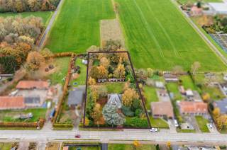 Met een perceel van circa 43 meter breed en 101 meter diep biedt deze villa bijna eindeloze mogelijkheden: verbouwen, uitbreiden, aanbouwen,...