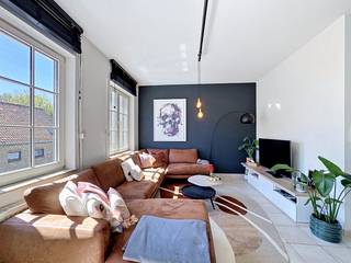 Dit huis is de oplossing voor wie op zoek is naar een ruim appartement vlakbij het strand van Knokke-Heist! In de Evendijk, een rustige doodlopende straat in Knokke-Heist, bevindt zich deze charmante woning die te koop wordt aangeboden. De woning beschikt over vier slaapkamers, wat ze geschikt maakt voor gezinnen of wie graag extra ruimte heeft voor een bureau of hobbykamer. Daarnaast is er een ruime garage met plaats voor twee wagens. Buiten kan je genieten van een zonnige tuin, een ideale plek om te ontspannen of tijd door te brengen met familie en vrienden.Dankzij de vele raampartijen en de hoge plafondhoogte is er een ruim en aangenaam gevoel in de woning. Vanuit de woning heb je bovendien een open en mooi uitzicht op het omliggende natuurgebied, wat een unieke troef vormt en bijdraagt aan het gevoel van rust en ruimte.De aanwezige zonnepanelen verhogen de duurzaamheid van de woning en zorgen voor een aanzienlijke reductie van het energieverbruik.Tot slot is de woning gelegen vlakbij het openbaar vervoer, winkels, scholen en het strand van Knokke-Heist.Ideaal voor wie op zoek is naar een vaste woonst of tweede verblijf in Knokke-Heist!1ste bezoekmoment 04/04 14u00 - 16u00 2de bezoekmoment 11/04 10u00 - 12u00Bezoek mogelijk op afspraakMeer informatie of bezoek? Contacteer Arne op het nummer 0493 25 35 85Deze AI-visualisaties zijn bedoeld als inspiratie. Er werd geen rekening gehouden met technische specificaties, stedenbouwkundige voorschriften of de concrete mogelijkheden tot realisatie.