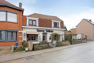 Bent u op zoek naar een eigendom met tal van mogelijkheden op een centrale ligging? Dit pand voor gemengd gebruik, gelegen te Bosstraat 96 in Lombeek, combineert een handelsruimte én een ingericht appartement en biedt daarmee een waaier aan opportuniteiten voor ondernemers en investeerders.

Het gelijkvloers handelspand wordt momenteel uitgebaat als taverne/restaurant en is vrij van gebruik vanaf september. Dankzij de bestaande indeling en zichtbare ligging is dit de ideale locatie voor horeca of een andere commerciële activiteit.

Boven het handelspand bevindt zich een ingericht appartement, wat extra mogelijkheden biedt: eigen bewoning, verhuur of combinatie met de handelsactiviteit.

Het geheel is echter te renoveren, wat u de kans biedt om het pand volledig naar eigen smaak en noden in te richten. Ook bestaat de mogelijkheid tot functiewijziging eensgezinswoning (onder voorbehoud van stedenbouwkundige vergunning).

Gelegen op een ruim perceel met een groene en rustige zone achteraan, geniet u hier van een aangename buitenruimte. De centrale ligging, vlak bij invalswegen, autostrade en station, zorgt bovendien voor een uitstekende bereikbaarheid.

Troeven:

Handelspand (vrij vanaf september)

Ingericht appartement boven de handelsruimte

Ideaal voor combinatie wonen en werken

Ruim perceel met groene achterligging

Centrale, vlot bereikbare locatie

Renovatieproject met veel potentieel

Bent u op zoek naar een eigendom met karakter en mogelijkheden op een strategische ligging? Contacteer ons voor meer informatie of een bezoek ter plaatse.