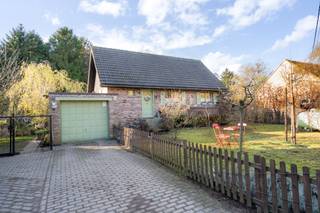 Deze charmante, vergunde woning is gelegen in een rustige en groene omgeving, specifiek aangeduid als woongebied met een bosrijk karakter...