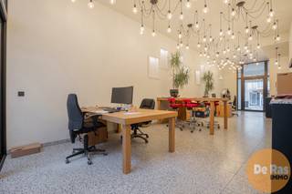 AALST - KANTOOR/PRAKTIJKRUIMTE MET VERNIEUWD APPARTEMENTAan de poort van de mooiste winkelstraat van Aalst staat deze kwalitatieve, energiezuinige...