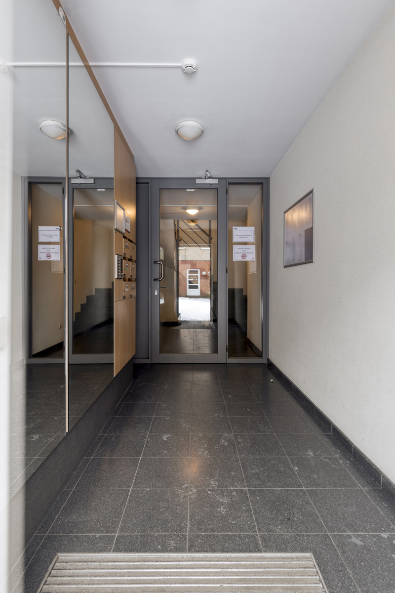 Gelijkvloersappartement met tuintje en garage - foto 4