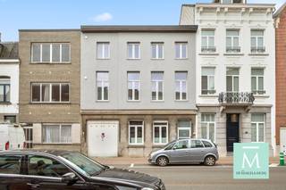 <p><span>Op te frissen 2-slaapkamerappartement op strategische ligging!</span></p><p><span>Dit lichtrijk appartement is gelegen op de tweede verdieping van een kleinschalig gebouw, nabij het centrum en Ring van Lier. Scholen, winkels, openbaar vervoer...op wandelafstand!</span></p><p><span>Via de centrale inkomhal betreden we de aangename leefruimte met aansluitend de keuken. De badkamer is uitgerust met douche, lavabo en toilet. </span></p><p><span>Dit appartement telt twee volwaardige slaapkamers (met ingemaakte kasten) waarvan één slaapkamer met zuidgericht balkon. De zolder kan perfect gebruikt worden als extra stockageruimte. </span></p><p><span>Het appartement heeft een gunstig EPC-label, wat garant staat voor een energiezuinige woonst en lagere energiekosten! </span></p><p><span>Wat dit appartement nog interessanter maakt, is dat er geen syndicus is en dus ook de zeer lage gemeenschappelijke kosten! </span></p><p><span>Kortom, met een beperkt opfrissingsbudget kan dit appartement omgevormd worden tot een zeer comfortabel en hedendaags appartement, ideaal voor eigen bewoning of als investering! </span></p><p><span>Benieuwd? Wacht dan zeker niet te lang en contacteer ons (bel 015/20.20.82 of info@demakelaardij.be)</span></p><p><span> </span></p>