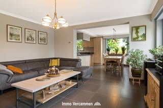 <p><span>Landelijk gelegen gezinswoning op een ware A-locatie te Putte.</span></p><p><span> </span></p><p><span>Deze verrassend ruime woning is gelegen op een knap perceel van 4863 m² met prachtig vergezicht op omliggend groen en weilanden. Deze knappe woning werd afgelopen jaren volledig grotendeels gemoderniseerd en geoptimaliseerd. Een aangename woonkamer met aansluitend leefkeuken bieden een ideale thuis om mensen te ontvangen. De woning is vlot toegankelijk met heden alle woonruimtes, inclusief 1 slaapkamer, een bureel en badkamer op het gelijkvloers. De nachthal op de verdieping geeft toegang tot 4 kamers. Voldoende stockageruimte is gegarandeerd dankzij verscheidene bergruimtes, een wasplaats en een bergzolder. En indien u niet binnen wenst te vertoeven, kan u van de aangename tuin rondom de woning genieten, met zuidoost georiënteerd terras. Heel wat bijgebouwen en een serre maken het geheel compleet.</span></p><p><span> </span></p><p><span>Absoluut rustig wonen, doch met vlotte bereikbaarheid via belangrijke invalswegen (o.a. R6 - E19). Centraal gelegen tussen Brussel en Antwerpen, Mechelen - Leuven.</span></p><p><span>Kom de troeven ter plaatse ontdekken en maak een afspraak.</span></p><p><span> </span></p>
