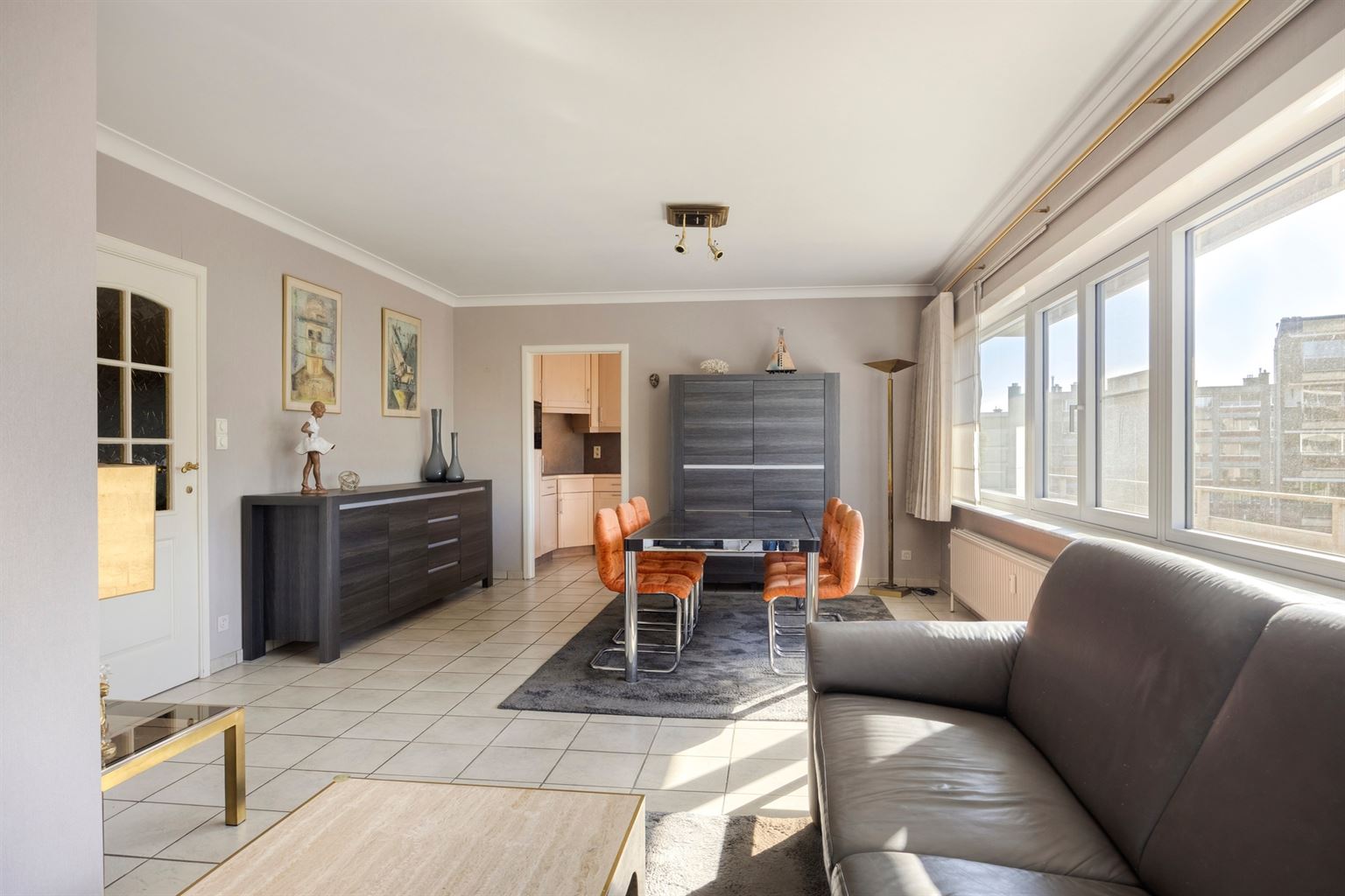 Zeer ruim 3 (+1)-slaapkamer appartement met terras, garagebox en aparte berging, gelegen op wandelafstand van het centrum van Maaseik. - foto 4