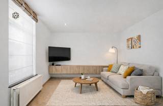 Dit vakantiehuis is perfect instapklaar, goedgelegen in de Vlaamse Ardennen, de ideale investering! <br /><br />INDELING: gezellige leuke lichtruimte met open geïnstalleerde keuken, handige grote berging/wasplaats (ideaal voor fietsers), mooie badkamer, en op het verdiep bevinden zich 2 slaapkamers. <br />Handige extra grote (fietsen)berging. <br /><span>Compact perceel zonder tuin, ideaal als investering of starterswoning.</span><br /><br />TROEVEN: goeie ligging, voorzien van zonnepanelen, perfect onderhouden en instapklaar. Mooie opbrengsteigendom. <br /><br />Bezoek na afspraak met Immo Beguin: info@immobeguin.be