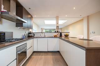 <p><span>Welkom in dit lichtrijke huis, waar comfort, ruimte en een uitstekende ligging samenkomen.</span><span> </span></p><p><span>In de Kouterstraat in Waasmunster vind je dit volledig instapklaar huis te koop. Ze is rustig gelegen in een aangename residentiële straat en geniet van een uitstekende bereikbaarheid. Dankzij de vlotte verbinding met de E17 en het openbaar vervoer bereik je omliggende steden, winkels, scholen en andere voorzieningen in een mum van tijd.</span></p><p><span>De woning beschikt over een </span><span>bruikbare oppervlakte van ca. 109m²</span><span> en biedt een comfortabele en praktische indeling. Een absolute troef is het </span><span>ruime, zuidgerichte terras</span><span>, waar je in alle rust kunt genieten van de buitenruimte en volop van de zon.</span></p><p><span>Indeling</span></p><p><span>Gelijkvloerse verdieping</span></p><ul><li><span>inkomhal</span></li><li><span>toilet</span></li><li><span>badkamer met dubbele wastafel en douche</span></li><li><span>volledig geïnstalleerde keuken</span></li><li><span>ruime en lichtrijke leefruimte</span></li><li><span>berging met voorzieningen voor wasmachine en droogkast</span></li><li><span>terras</span></li></ul><p><span>Eerste verdieping</span></p><ul><li><span>slaapkamer één</span></li><li><span>slaapkamer twee</span></li></ul><p><span>Troeven</span></p><ul><li><span>Topligging in een rustige, residentiële straat in Waasmunster</span></li><li><span>Groot, zuidgericht terras </span></li></ul><p><span>Dit pand kan onderhevig zijn aan de renovatieverplichting voor residentiële gebouwen. <span>https://www.energiesparen.be/renovatieverplichting-residenti%C3%ABle-gebouwen-2023</span></span><span> </span></p><p><span>Ben jij geïnteresseerd in dit ruim huis te koop op een toplocatie in Waasmunster, ben je op zoek naar ander vastgoed, een investering of wens je de waarde van jouw eigendom te kennen? Dan ben je bij BOLT immo aan het juiste adres! Wij helpen jou graag verder.</span></p>