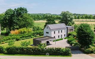 <p><span>Asper - </span><span>Uitzonderlijke villa op een perceel van 2.384 m² omgeven door groen</span></p><p><span> </span></p><p><span>Deze stijlvolle villa geniet van een uiterst rustige ligging in Asper, omringd door velden en groen. Op het ruime perceel vindt u een prachtige aangelegde tuin met zwembad. </span></p><p><span>De woning combineert een moderne uitstraling met een hoogwaardige afwerking. </span></p><p><span> </span></p><p><span>Troeven</span></p><ul><li><span>Ruime, open leefruimte met grote raampartijen, parket en open haard</span></li><li><span>Mooi aangelegde tuin met uitzicht over de velden in een rustige straat</span></li><li><span>Aanwezigheid 42 zonnepanelen met batterij</span></li><li><span>Ruime oprit met dubbele carport afgesloten met poort</span></li><li><span>N60 vlot bereikbaar om aan te sluiten met de E17</span></li><li><span>Volledige renovatie in 2012</span></li><li><span>Kwalitatieve keuken voorzien van alle comfort en inbouwtoestellen</span></li><li><span>3 volwaardige slaapkamers, 2 badkamers + ruime bureau </span></li><li><span>Gunstig EPC, elektriciteit conform en geen asbest aanwezig</span></li></ul><p><span> </span></p><p><span>Indeling:</span></p><p><span>Inkomhal met ingewerkte kast, grote technische berging/wasplaats, ruime bureau met ingewerkte kasten, apart toilet. </span></p><p><span>Via de hal komt u verder terecht in de ruime, open leefruimte met gezellige zithoek. Aan de eetkamer grenst de kwalitatieve keuken, voorzien van alle comfort en toestellen in notelaar hout. De leefruimte en eetkamer grenzen aan 2 gezellig overdekte terrassen omgeven door groen. </span></p><p><span>Op de verdieping zijn er 3 grote slaapkamers terug te vinden met ingewerkte kasten waarbij 1 slaapkamer voorzien is van een dressing. </span></p><p><span>Daarboven geniet de woning van 2 badkamers met ruime inloopdouche. The master badkamer is voorzien van natuursteen en een bijkomend vrijstaand bad en maatwerk. </span></p><p><span>De absolute troef van deze villa is de privatieve, prachtig aangelegde tuin. Achteraan grenst de tuin aan uitgestrekte weilanden, wat zorgt voor een vrij uitzicht en uniek gevoel van ruimte.</span></p><p><span>Een ideale woning voor wie houdt van natuur, privacy en een hoogwaardige buitenbeleving.</span></p><p><span> </span></p><p><span>Belangrijk: </span></p><p><span>Richtprijs: €1.095.000 </span></p><p><span>EPC: 104 kWh/(m² jaar)</span></p><p><span> </span></p><p><span>Neem contact op met Axel Lenaerts Makelaars voor een bezoek via <span>hannelore@axellenaerts.be</span></span><span> of 09/245 24 24</span></p><p><span> </span></p>
