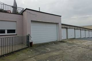Ruime garage voor 2 auto's met electrische poort in het centrum van Halle.<br />Voor info kan je ons altijd contacteren via info@destryker.be of tel 02/356.61.60