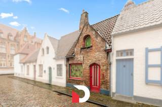 Maak kennis met deze charmante en karaktervolle stadswoning in het centrum van Brugge, gelegen op enkele stappen van 't Zand en de Markt van...