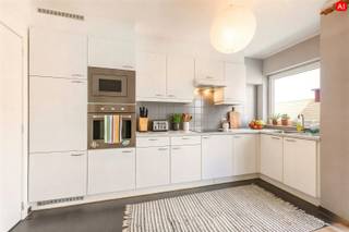 Dit appartement (BJ 2008) bevindt zich op de TWEEDE VERDIEPING (bereikbaar via trap en lift) van de kleinschalige residentie “Louise” in Roeselare, Rumbeeksesteenweg 70 bus 2.1.<br />Met een bewoonbare oppervlakte van 76 m² geniet u hier van comfortabel wonen op een toplocatie, vlak bij winkels, bakker, slager, openbaar vervoer, enz...<br /><br />PLUSPUNTEN:<br />* CENTRALE LIGGING<br />* INSTAPKLAAR <br />* 2 BALKONNEN<br /><br />INTERIEUR<br />Via de gemeenschappelijke inkomhal met lift en trap bereikt U het appartement op de tweede verdieping.<br />De inkomhal met apart toilet leidt U naar de lichtrijke leefruimte met rechtstreekse toegang tot het balkon. De open, volledig ingerichte keuken (kookplaat | dampkap | oven | microgolf | dubbele spoelbak | frigo) beschikt over een praktische berging.<br />Het appartement telt twee slaapkamers, waarvan één kamer rechtstreeks toegang geeft tot het balkon. De badkamer is uitgerust met lavabo met meubel en douche, en beschikt over aansluitingen voor wasmachine en droogkast.<br /><br />EXTERIEUR<br />De eigendom biedt twee balkonnen waar u heerlijk kan genieten.<br />In de straat is er ruime parkeergelegenheid. Daarnaast is er nog een gemeenschappelijke fietsenberging.