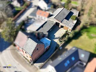 Deze eigendom biedt een uitstekende basis voor comfortabel wonen en is ideaal voor wie extra ruimte zoekt voor werk, hobby’s of opslag.De halfopen...