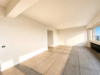 Furnished flat on the 9th floor of the Riverside Tower residence with lovely views and fantastic natural light.<br /><br />The kitchen is separate from the living area. This black kitchen with handle-less cabinets is equipped with high-quality built-in appliances such as a dishwasher, oven, wine cooler, fridge with freezer, induction hob and extractor hood.<br /><br />The living and sleeping areas are separated by an entrance hall with a cloakroom and guest toilet. The sleeping area has two spacious bedrooms. The master bedroom has an en-suite bathroom with a walk-in shower, washbasin and toilet. The other bedrooms have access to a shower room, which also has a washing machine. A third room is currently furnished as an office. <br /><br />A spacious basement storage room is included in the rent.<br />There is the option to rent two parking spaces in the underground garage for 100 euro per month per space.<br /><br />Communal charges: 190 euro<br />Provision for heating and water consumption: 200 euro<br />Electricity is to be paid for individually by the tenant.<br /><br />Available immediately.