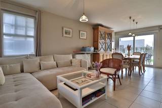 Fijne halfopen woning op rustige locatie Bestaande uit inkom met gastentoilet, lichtrijke woonkamer, open keuken met aansluitende bergruimte. Op de...