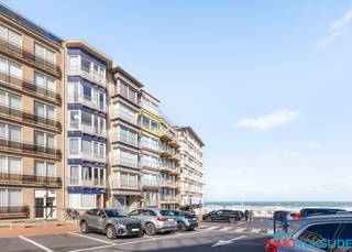 <p><strong>Koksijde-Bad, Résidence Skyline, Appartement à 2 chambres à coucher dans une petite résidence, 4iéme étage avec ascenseur.</strong></p>

<p>Se composant de: hall d'entrée, séjour lumineux avec vue latérale sur mer, coin cuisine, salle de bains avec baignore, lavabo et toilette et 2 chambres à coucher dont une avec terrasse. Cave privative incluse dans le prix. Des charges communes très faibles!<br /><br /><strong>L'appartement est idéalement situé à quelques pas de la Digue! </strong>Disponible à l'acte notarié.</p>