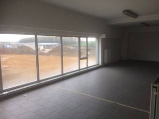 À louer, un entrepôt de ± 1.280 m² accompagné de bureaux de ± 180 m², incluant une cuisine équipée et des sanitaires.<br />Le bâtiment est bien isolé et bénéficie d’un chauffage au gaz.<br />Il est également équipé d’une cabine haute tension avec une puissance maximale de 160 kVA.<br />Le site dispose d’un grand parking et offre une excellente accessibilité, à proximité immédiate de l’autoroute E411.