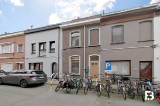 Op wandelafstand van wijkpark De Porre vind je deze verrassend ruime woning, waar licht, gezelligheid en praktisch wooncomfort mooi samenkomen.<br /><br />Bij het binnenkomen leidt de inkomhal je naar de leefruimte. Dankzij het grote schuifraam en de lichtkoepel geniet je hier van bijzonder veel natuurlijk licht. De gaskachel zorgt dan weer voor extra warmte en gezelligheid tijdens de koudere maanden.<br />Aansluitend bevindt zich de volledig geïnstalleerde open keuken, waardoor koken en wonen één mooi geheel vormen.<br /><br />Verder vind je op het gelijkvloers de badkamer met douche en lavabo en een afzonderlijk toilet.<br /><br />Op de eerste verdieping bevindt zich een ruime slaapkamer. De royale overloop biedt bovendien heel wat extra mogelijkheden: richt ze in als dressing, thuisbureau, hobbyruimte of gezellige leeshoek, helemaal volgens jouw noden.<br /><br />Nog een verdieping hoger bevindt zich de zolderuimte, die perfect dienst kan doen als tweede slaapkamer.<br /><br />Ook op energetisch vlak zit je hier goed. De woning beschikt over zonnepanelen en een gunstig EPC-label B, mooi meegenomen voor zowel het wooncomfort als het energieverbruik.<br /><br />Een lichtrijke woning met verrassend veel mogelijkheden én een fijne ligging nabij het groen.<br /><br />Beschikbaar: 01/12/2026