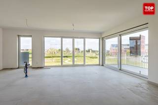 Dit lichtrijk gelijkvloers nieuwbouwappartement in Evergem combineert rust, comfort en een praktische indeling op een uitstekende locatie vlak bij...