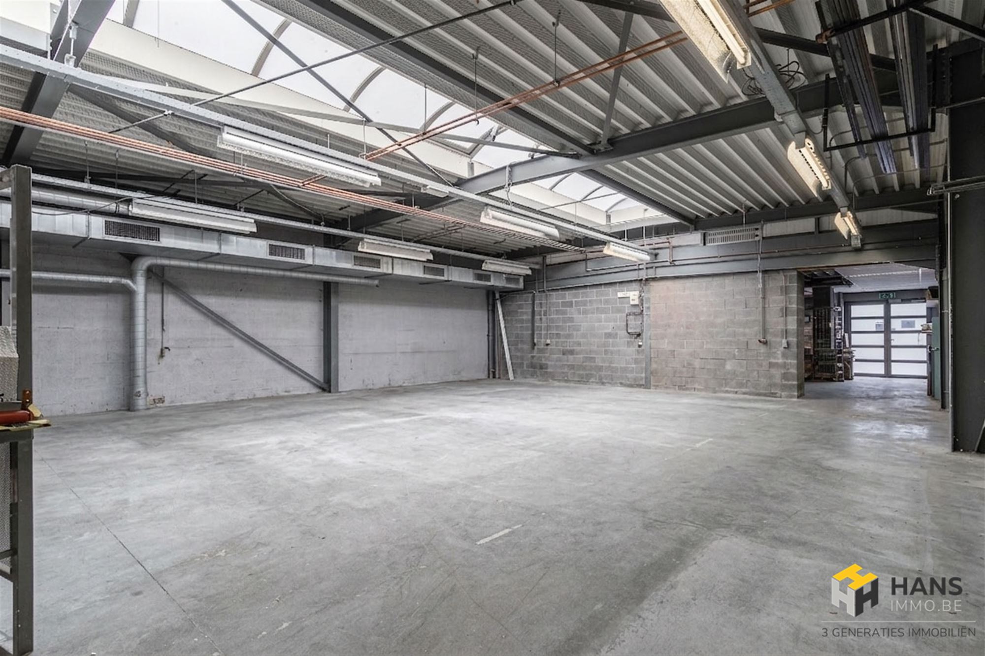 Indrukwekkend handelspand met showroom, magazijn en kantoren totaal 1065m² op commerciële topligging in Deurne - foto 2